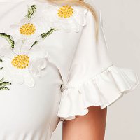 Fehér midi harang ruha rugalmas anyagból fodros ujjakkal és egyedi virágos hímzéssel - StarShinerS