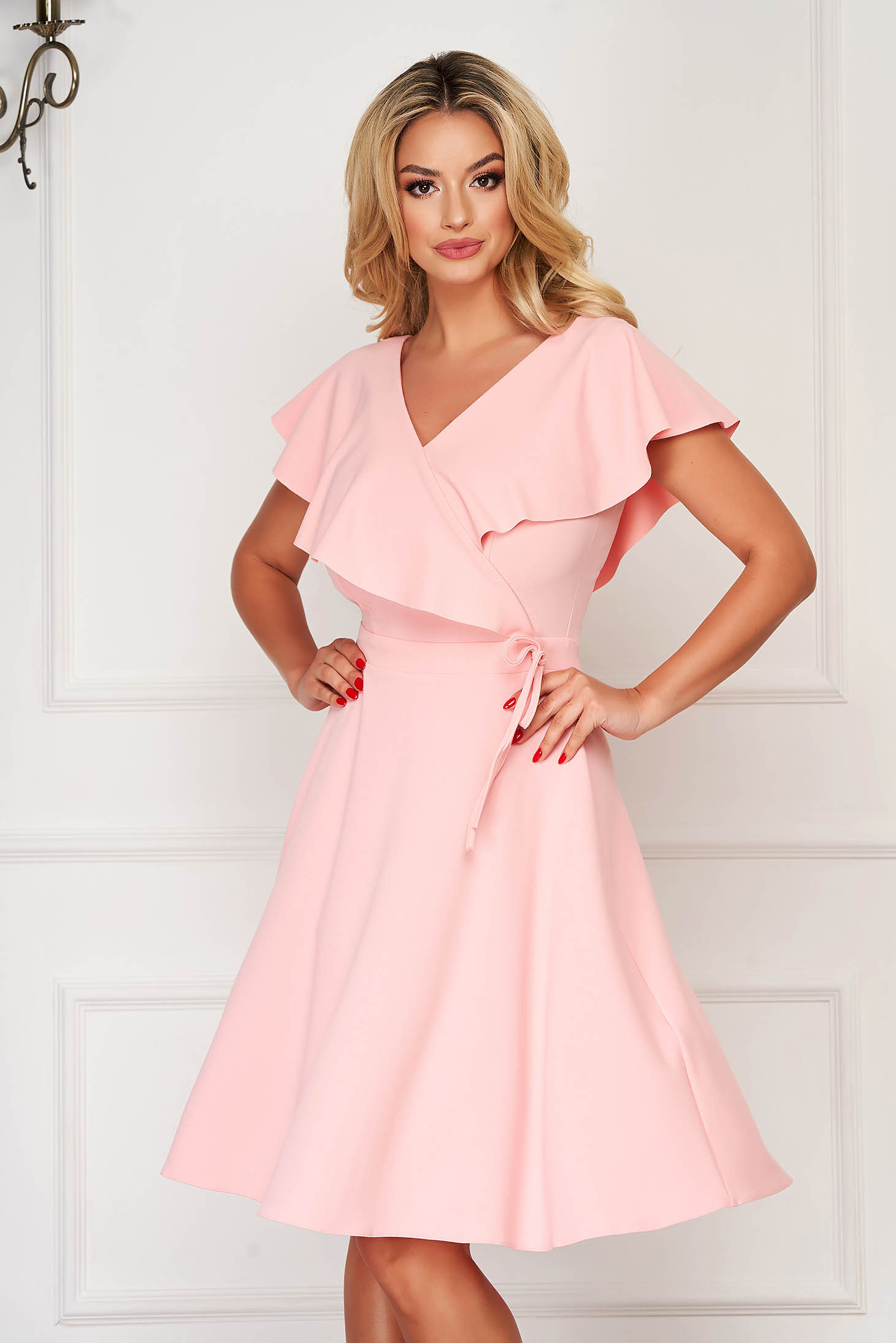 Rochie StarShinerS corai scurta de zi in clos cu volanase pe linia decolteului