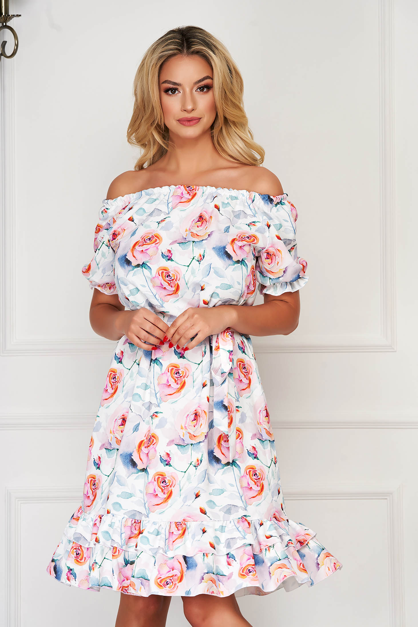 Rochie alba scurta de zi cu volanase si accesorizata cu cordon