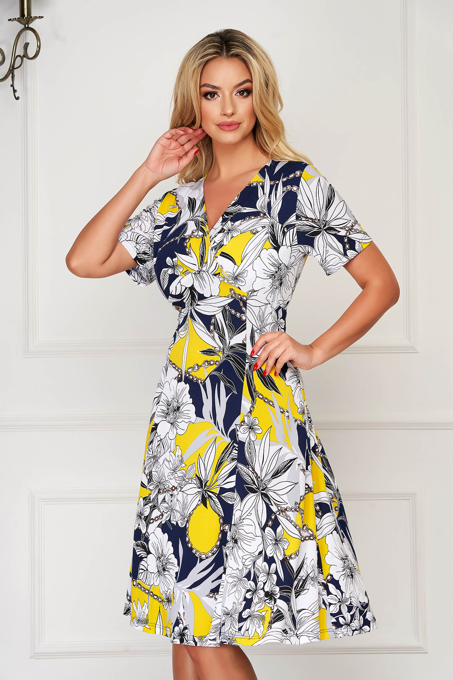 Rochie galbena midi de zi in clos din lycra cu maneci scurte