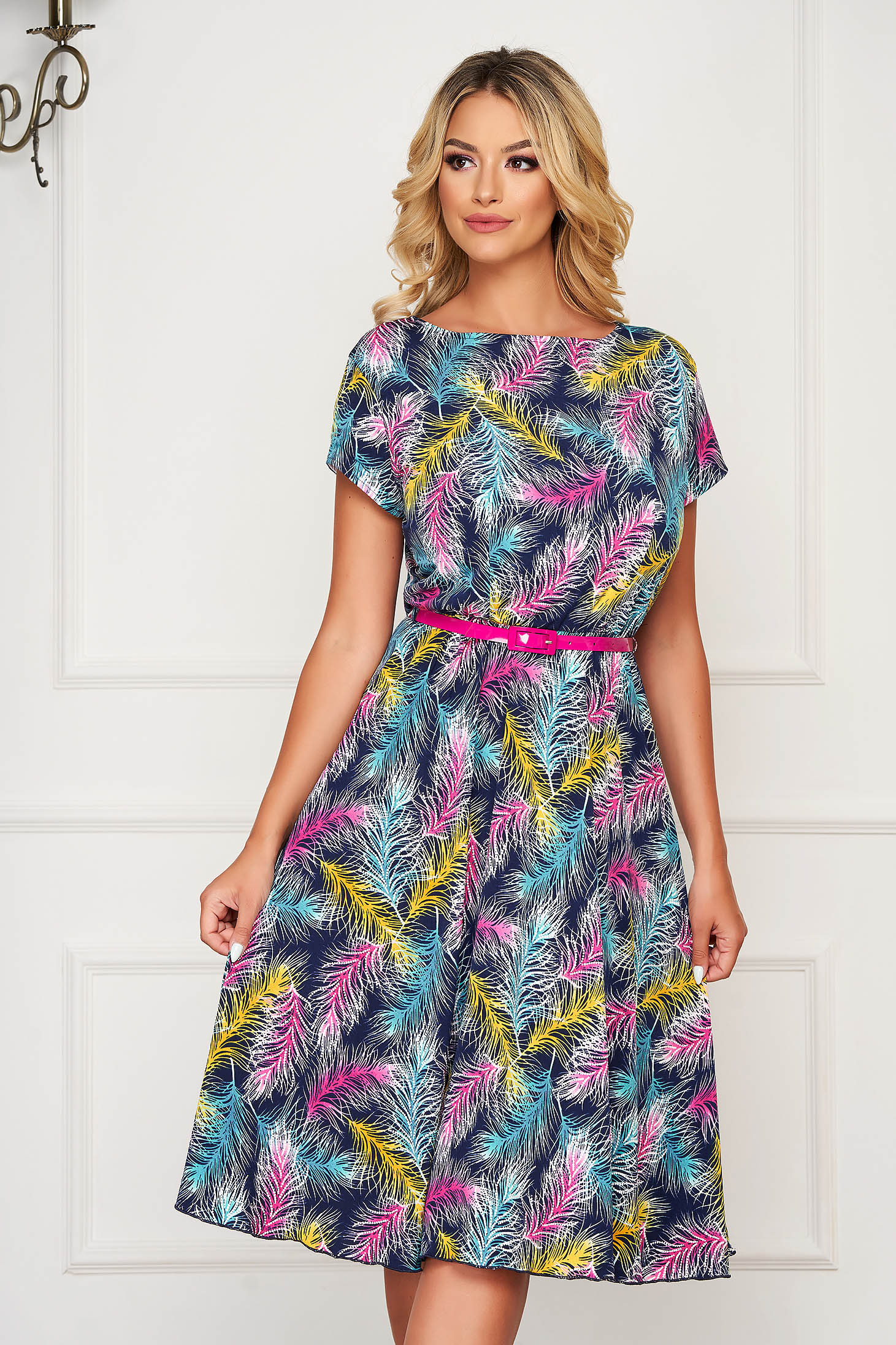 Rochie albastru-inchis scurta de zi in clos cu maneci scurte si imprimeu floral