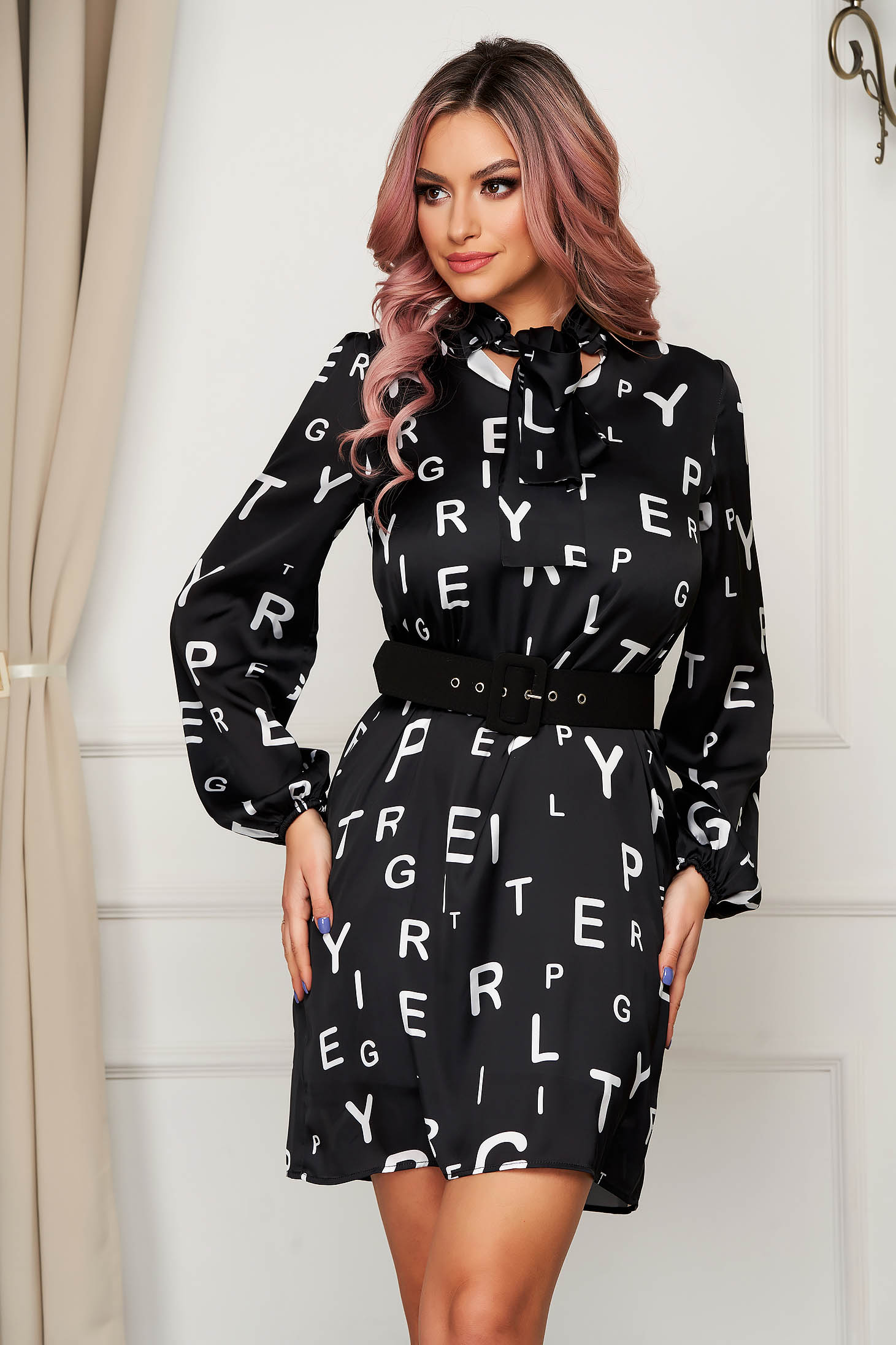 Rochie PrettyGirl neagra de zi scurta cu un croi drept din material subtire cu imprimeuri grafice cu accesoriu tip curea