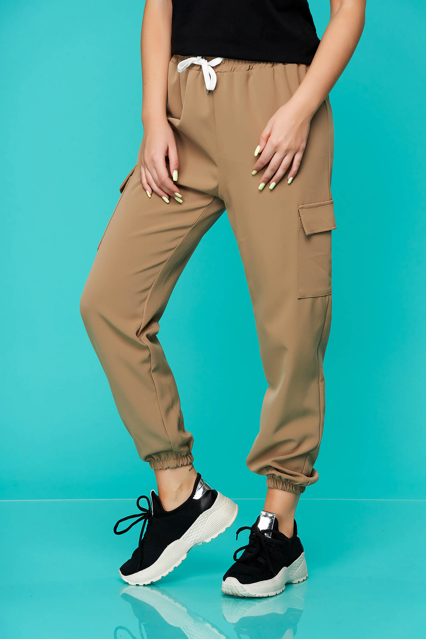 Pantaloni SunShine cappuccino casual cu talie medie cu elastic in talie accesorizati cu snur din material subtire