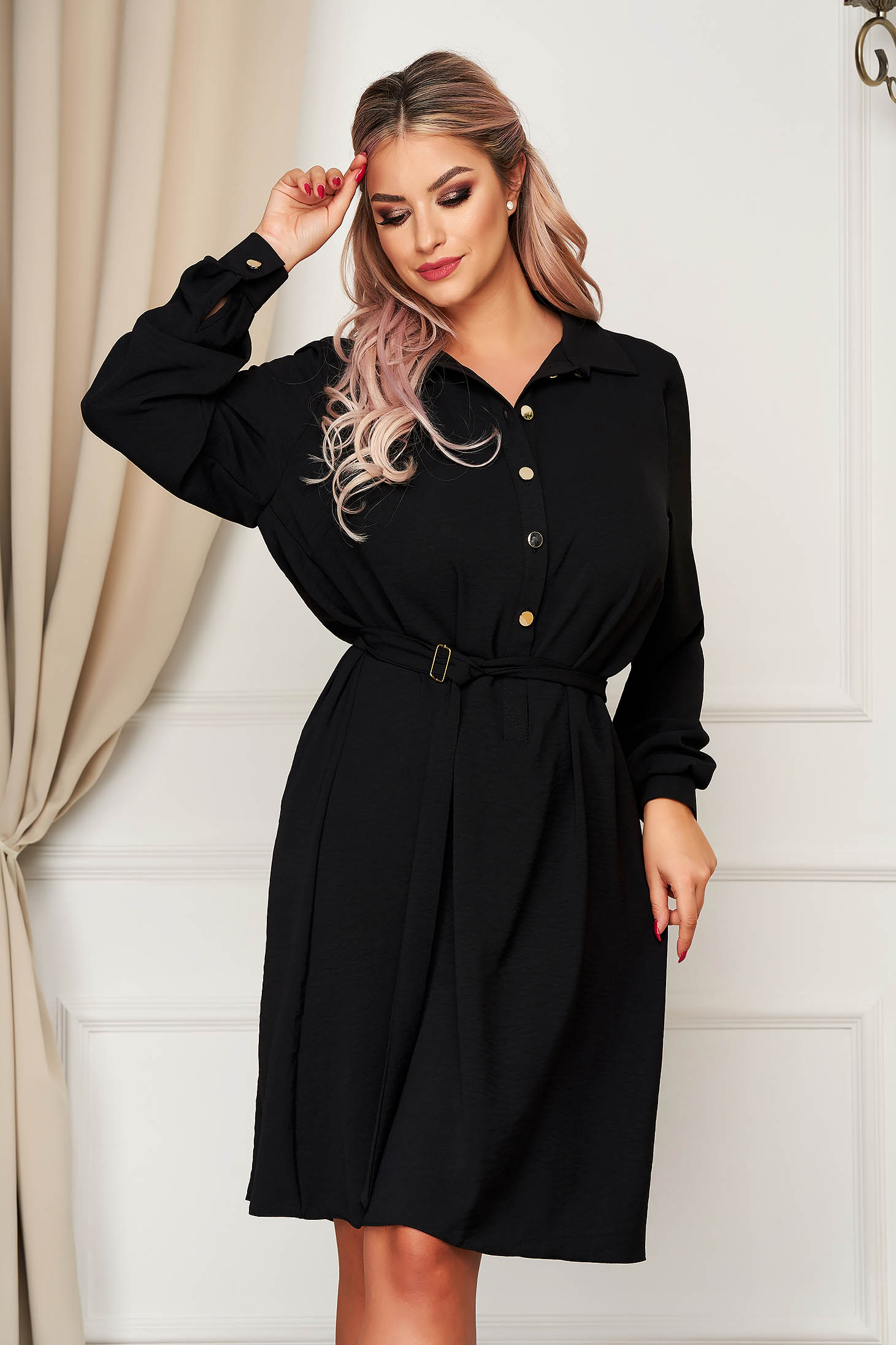 Rochie StarShinerS neagra de zi cu croi larg accesorizata cu cordon accesorizata cu nasturi