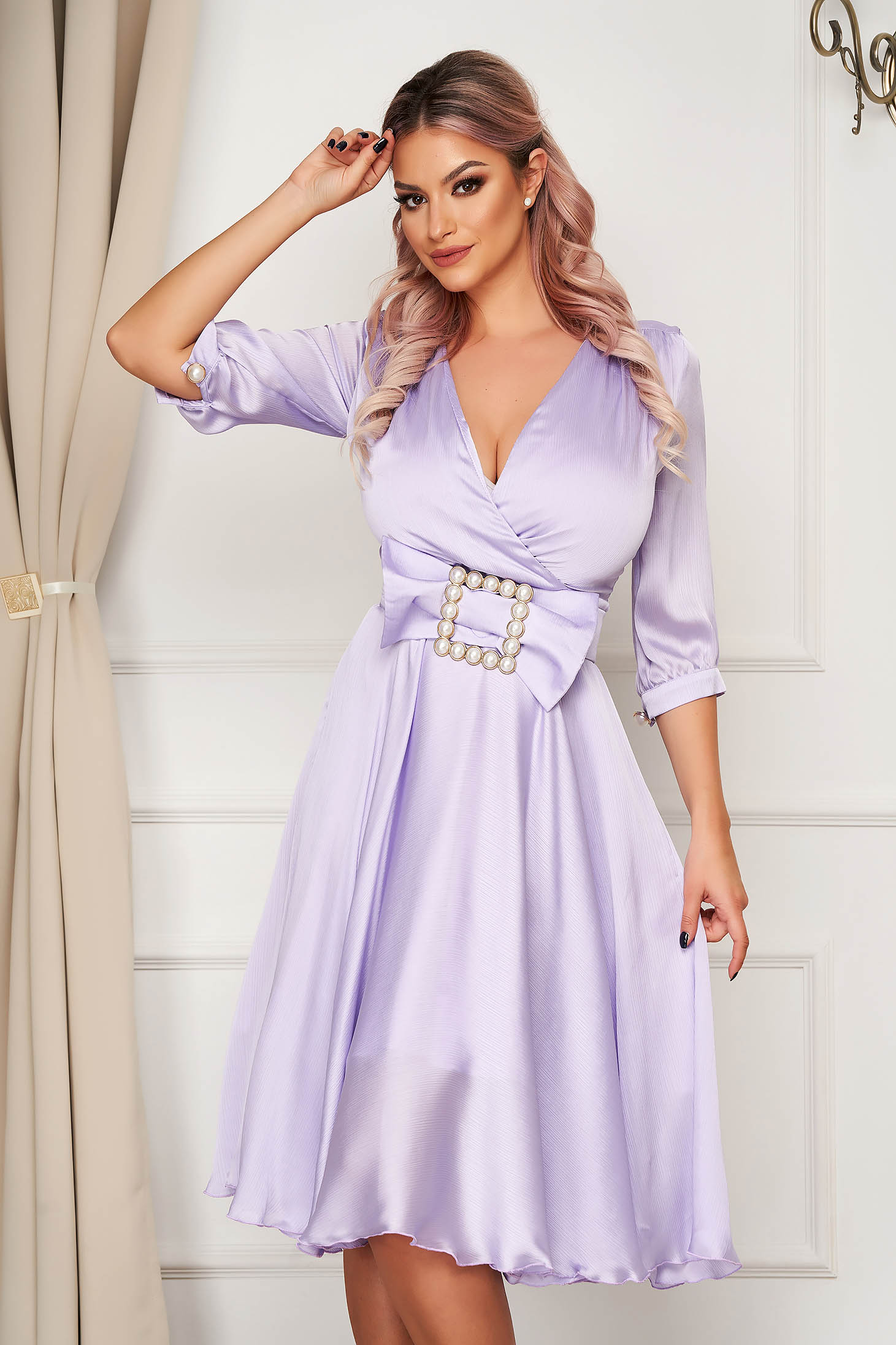 Rochie PrettyGirl lila eleganta midi in clos din satin accesorizata cu o catarama