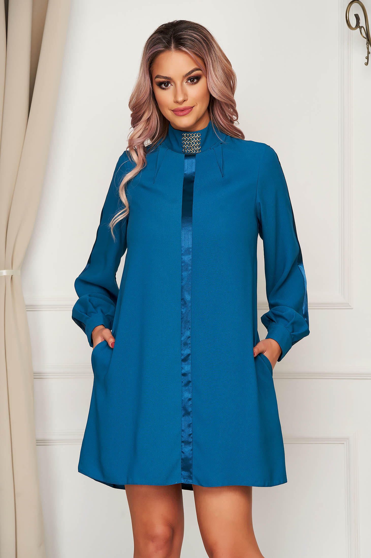 Rochie albastra PrettyGirl scurta de zi din voal pe gat cu croi in a si maneci lungi