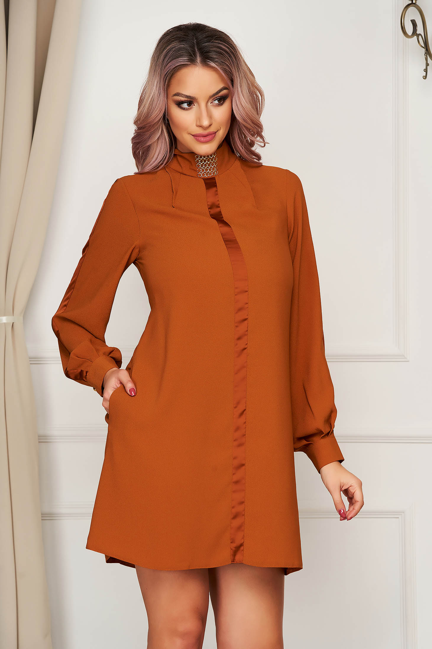 Rochie caramizie PrettyGirl scurta de zi din voal pe gat cu croi in a si maneci lungi