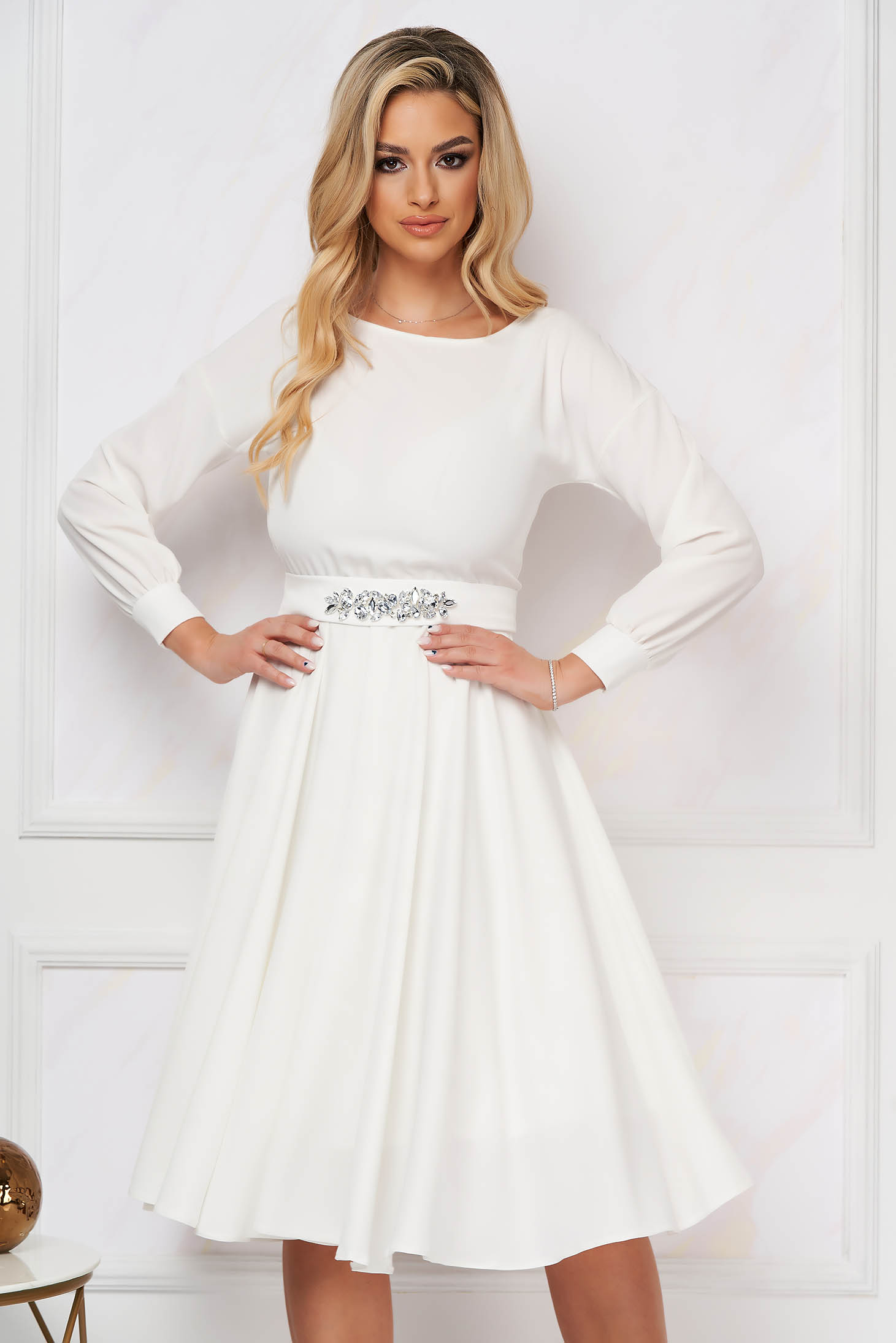 StarShinerS fehér alkalmi ruha harang alakú gumirozott derékrésszel virágos díszekkel