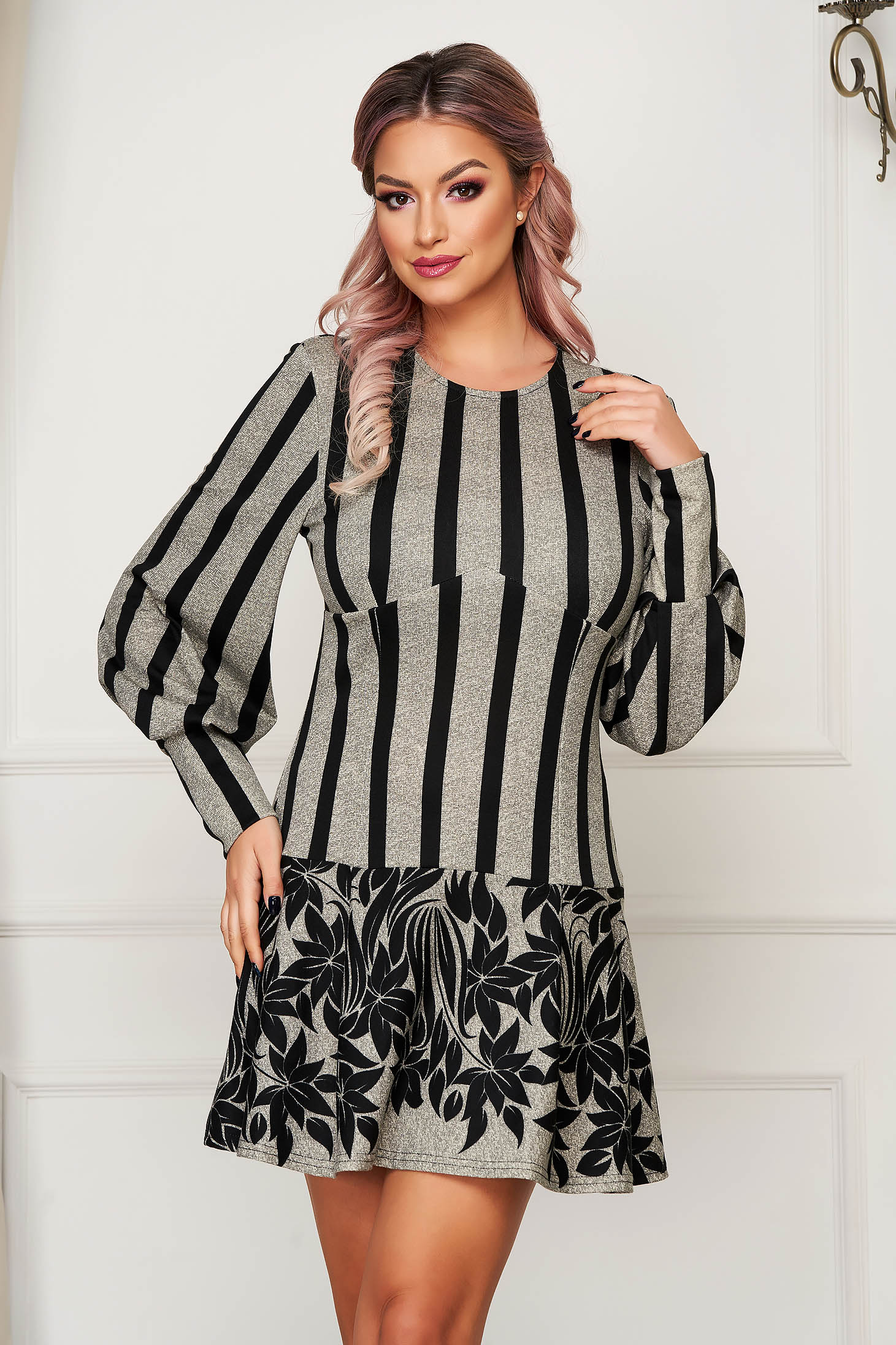 Rochie Artista gri scurta de zi tricotata cu un croi drept si volanase