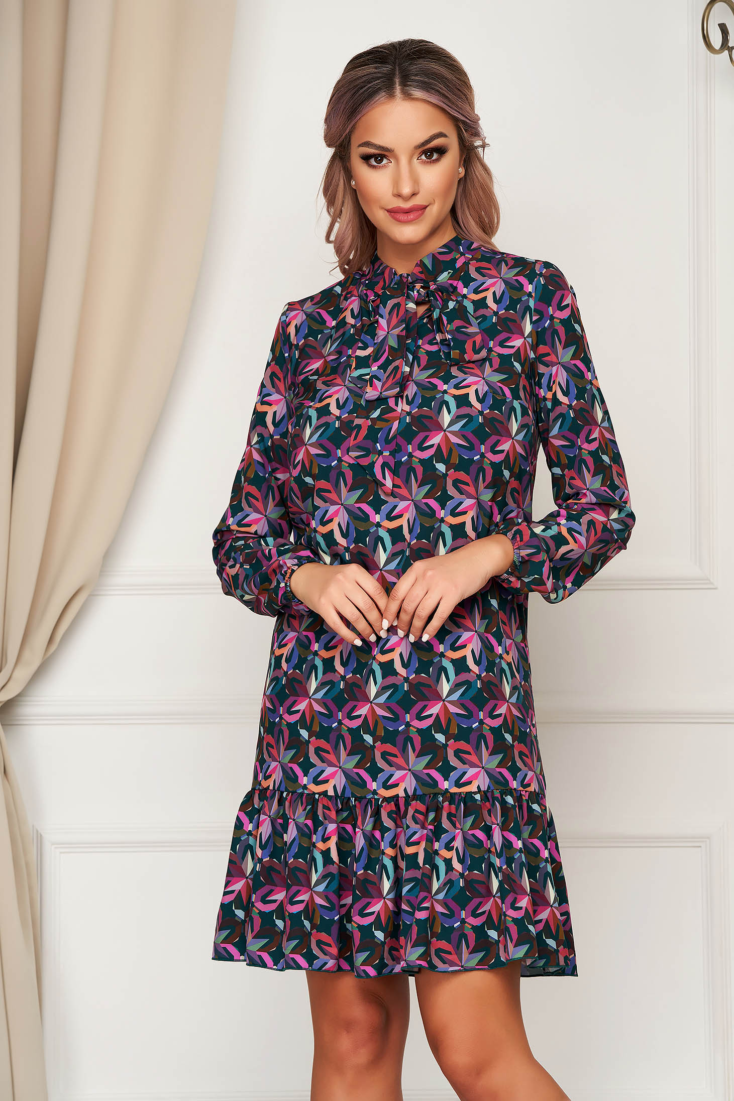 Rochie StarShinerS verde scurta de zi din material subtire cu croi larg si guler tip esarfa