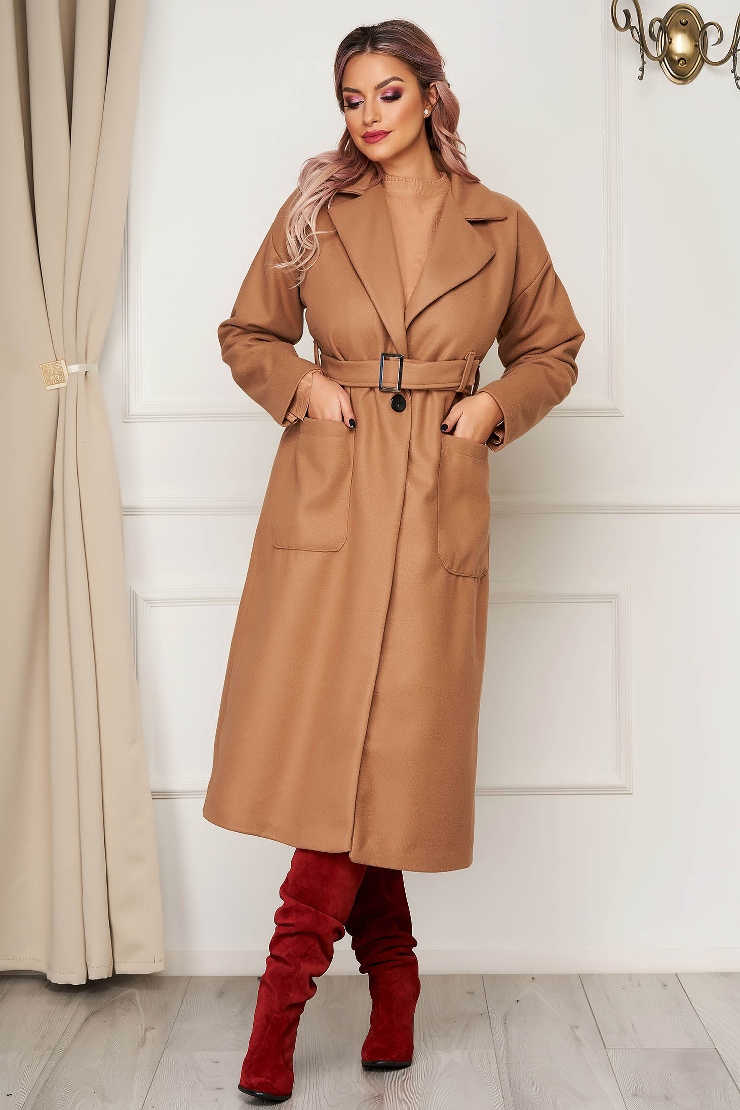 Palton maro elegant cu un croi drept din stofa neelastica cu buzunare