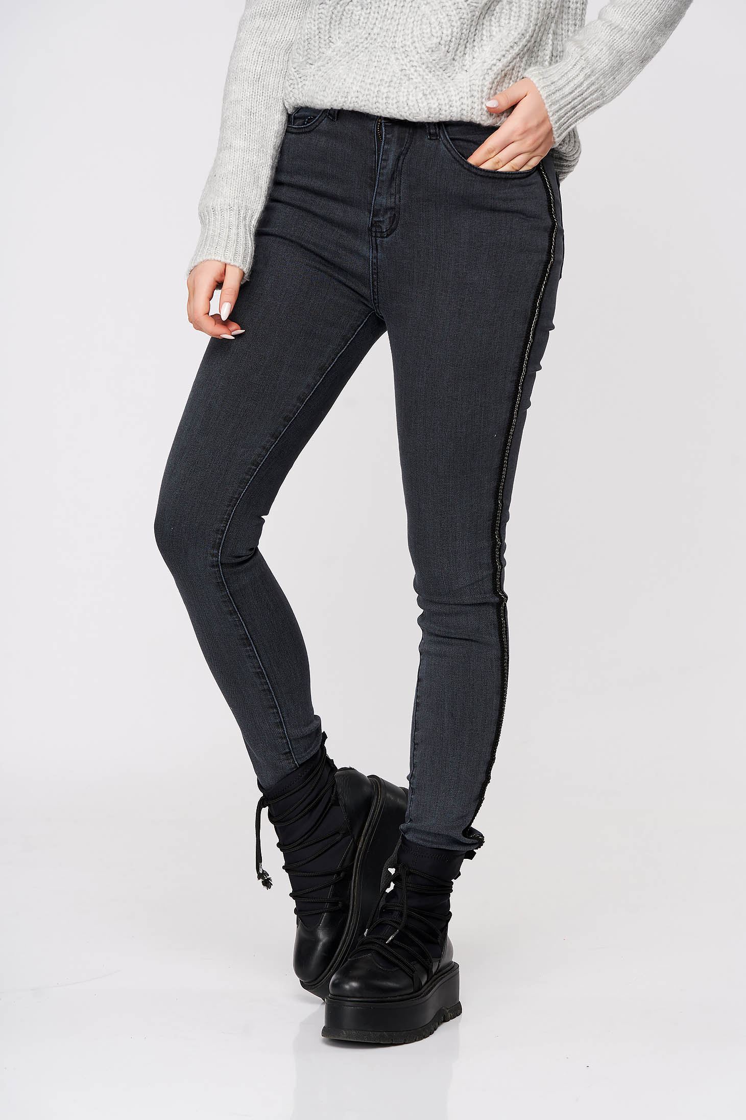 Pantaloni Top Secret albastru-inchis casual skinny din denim accesorizat cu lant metalic