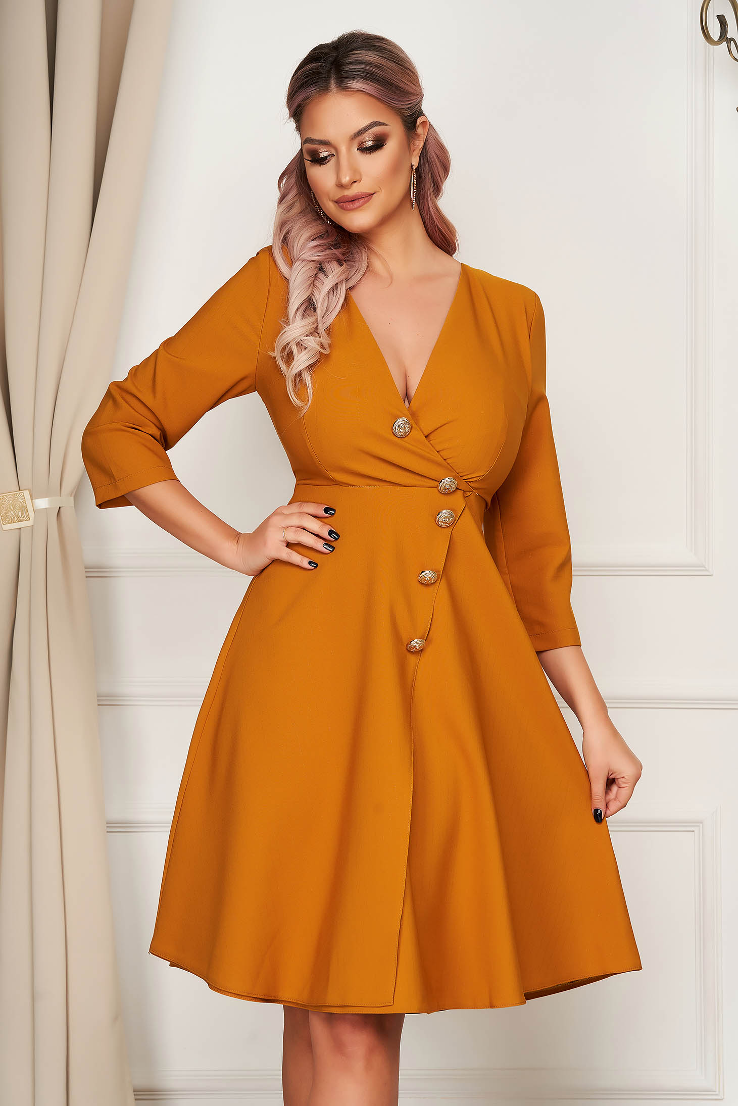 Rochie mustarie eleganta midi in clos din stofa usor elastica accesorizata cu nasturi