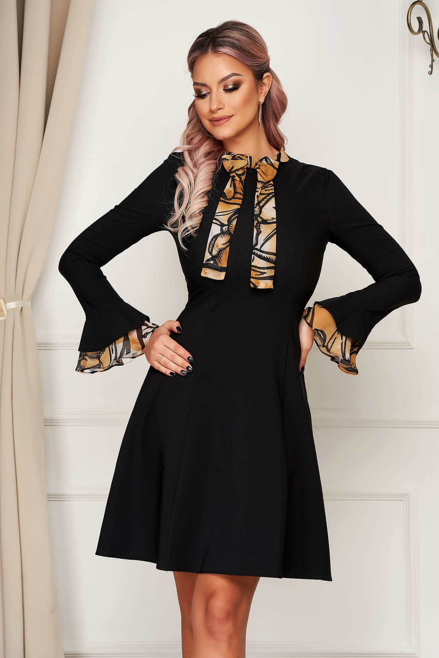 Rochie neagra eleganta midi din stofa cu croi in a si maneci clopot