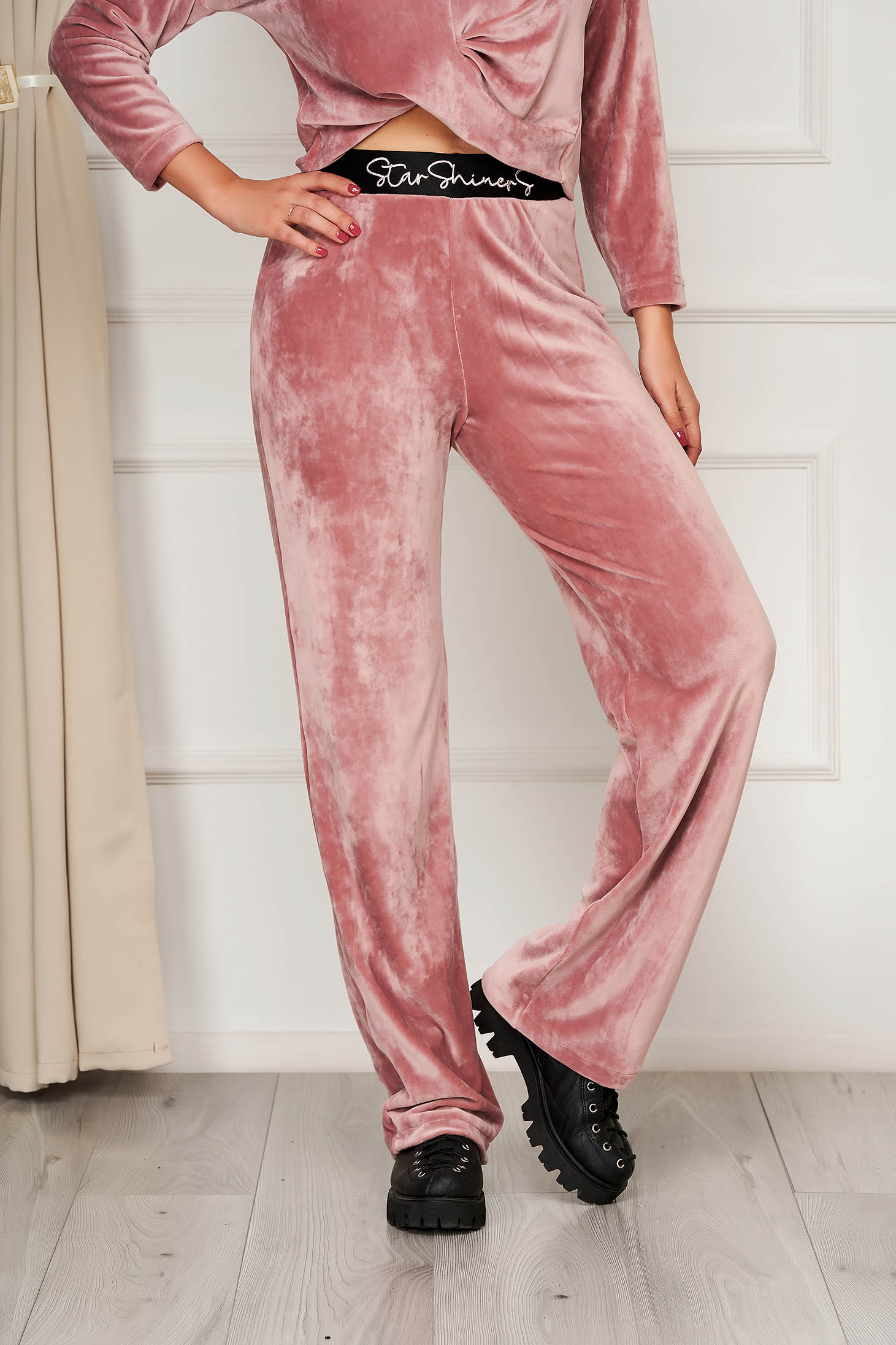 Pantaloni StarShinerS roz prafuit casual din catifea cu un croi evazat si broderie in talie confectionata in atelierele noastre