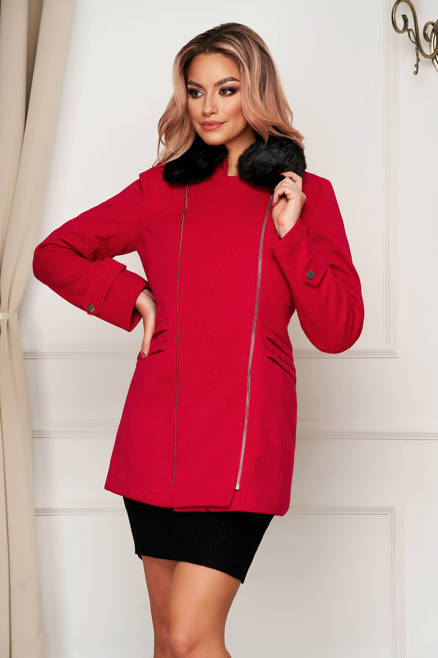 Palton SunShine rosu elegant scurt cu croi drept din stofa accesorizat cu guler din blana ecologica