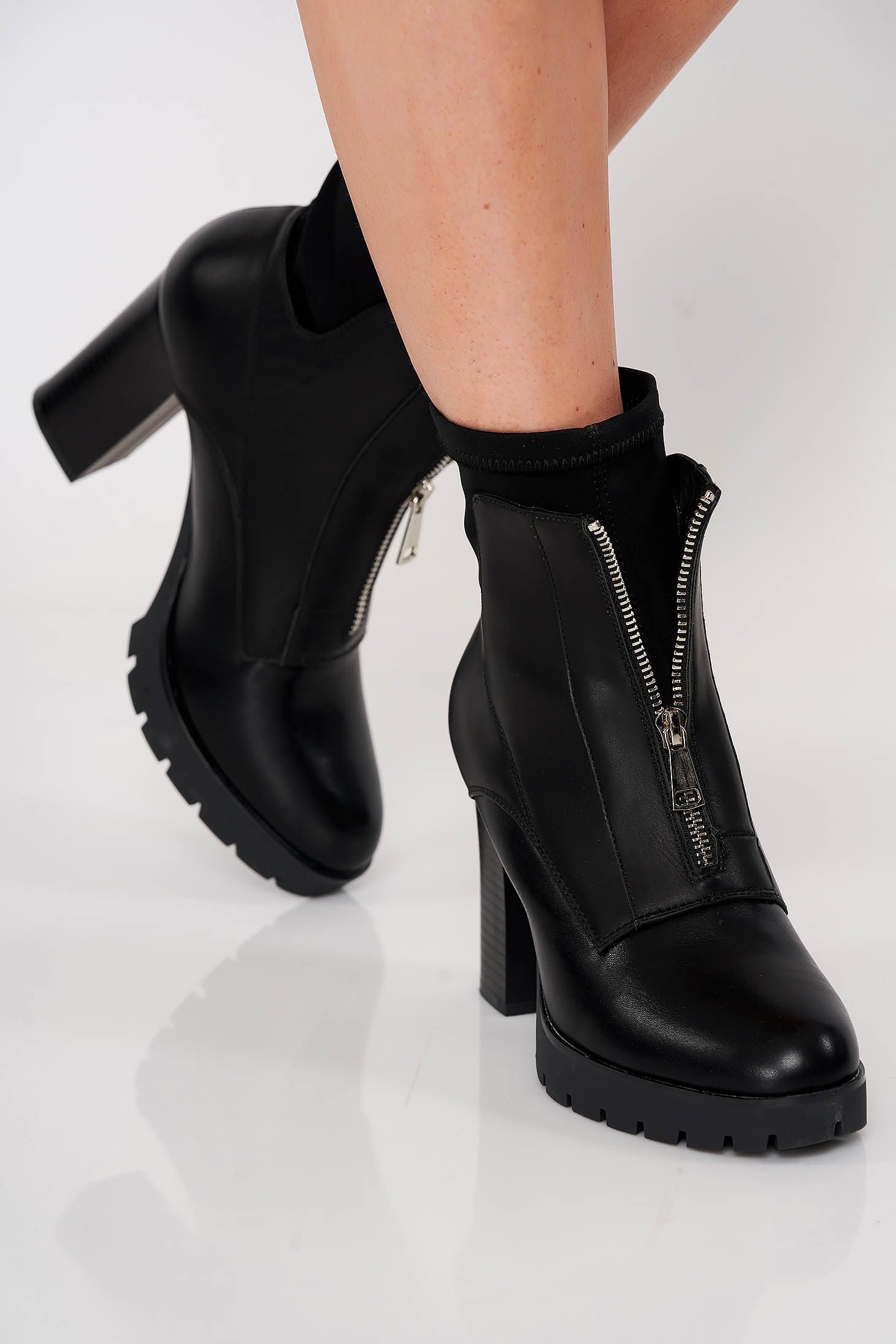 Botine din piele ecologica negre accesorizate cu fermoar