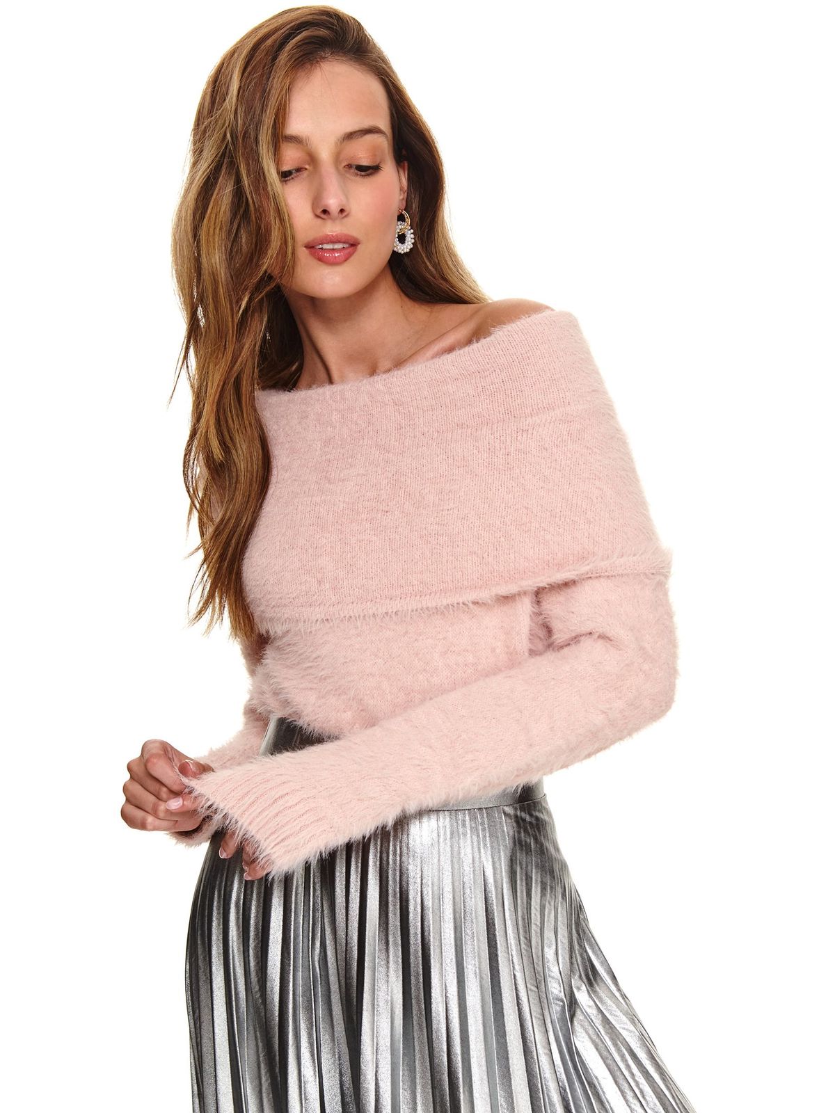 Lightpink sweater casual from fluffy fabric naked shoulders long sleeved