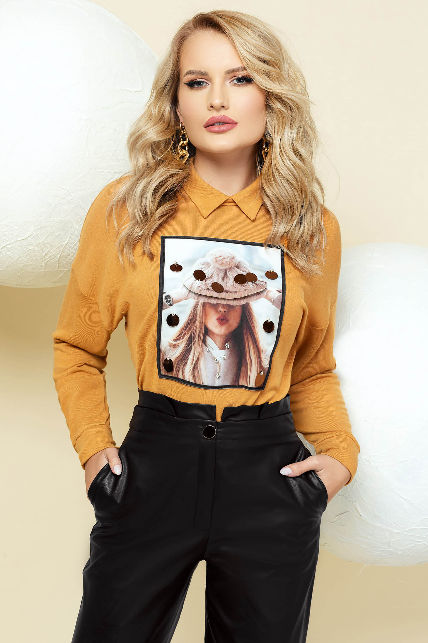 Pulover PrettyGirl mustariu elegant tricotat cu croi larg si guler