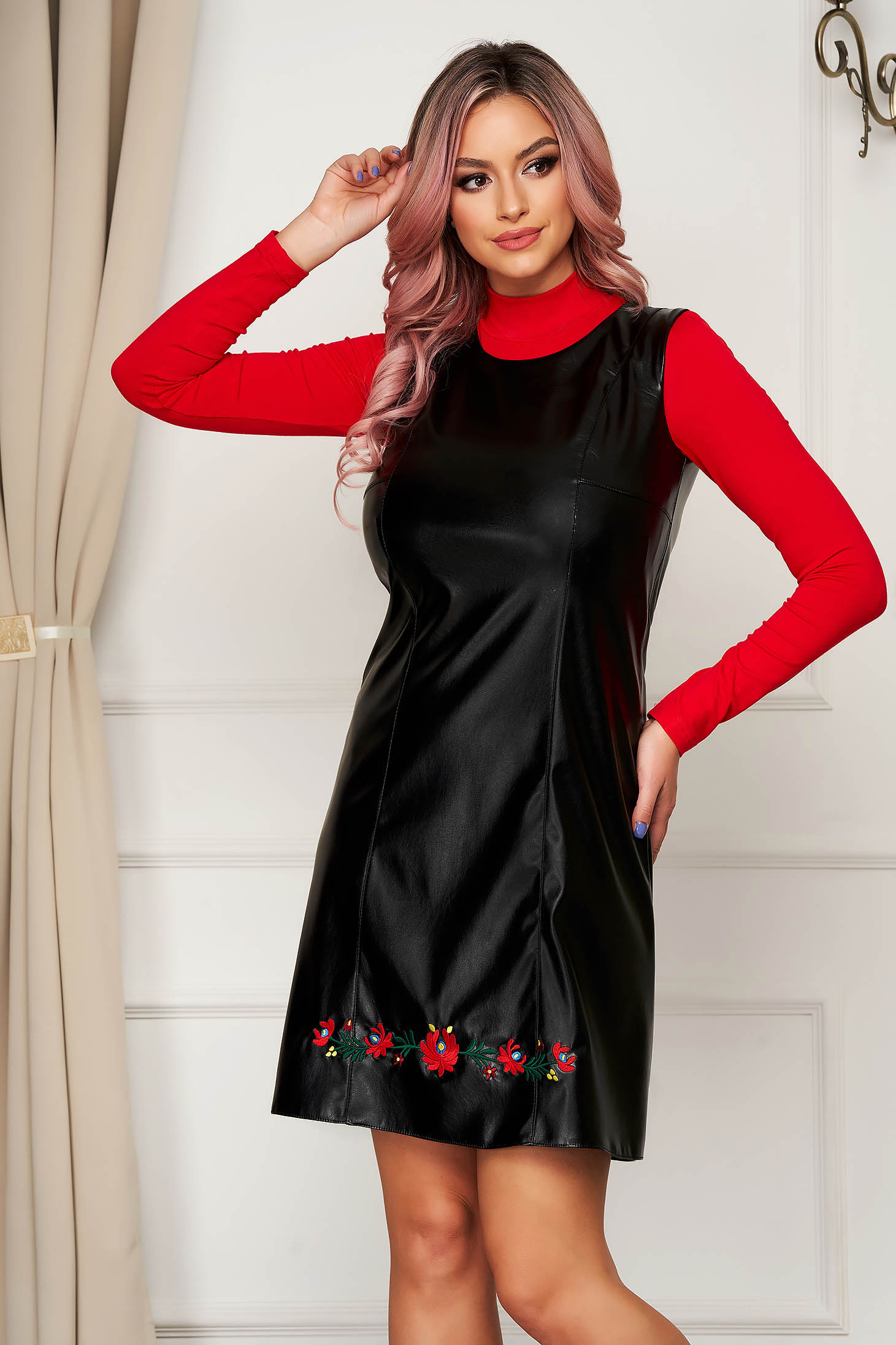 Sarafan StarShinerS negru scurt de zi cu croi in a din piele ecologica fara maneci cu insertii de broderie