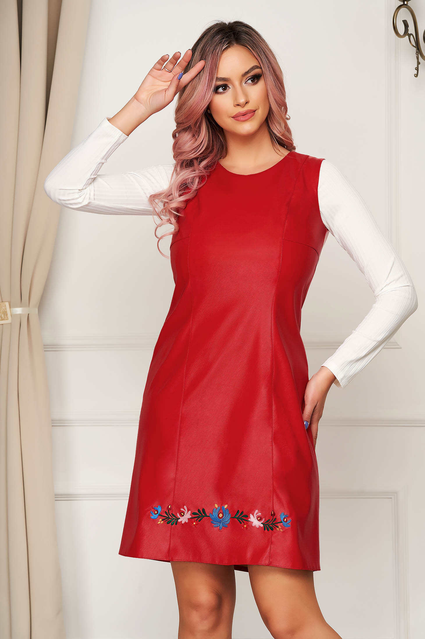 Sarafan StarShinerS rosu scurt de zi cu croi in a din piele ecologica fara maneci cu insertii de broderie