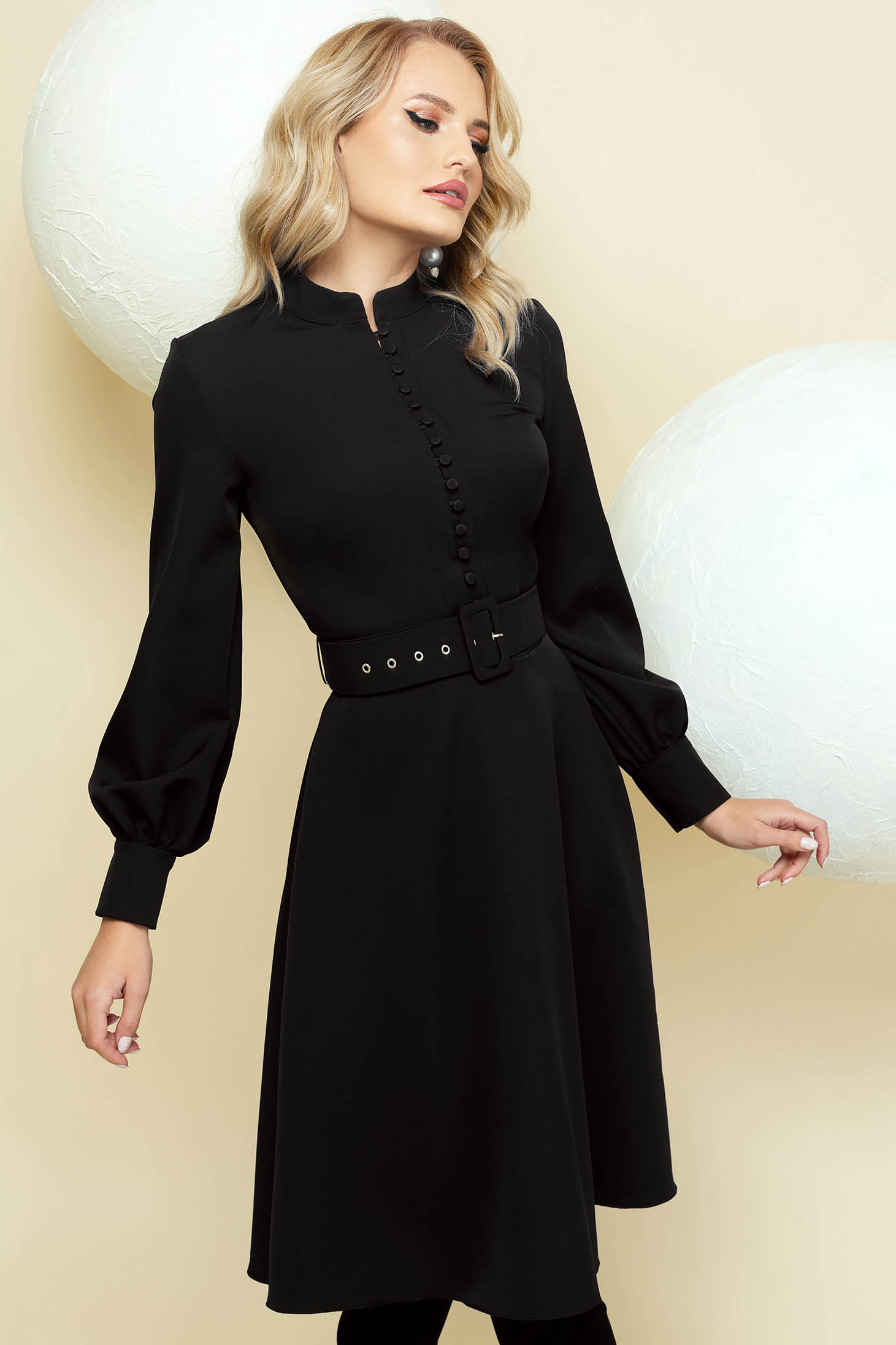 Rochie PrettyGirl neagra eleganta in clos cu maneci bufante si cu accesoriu tip curea