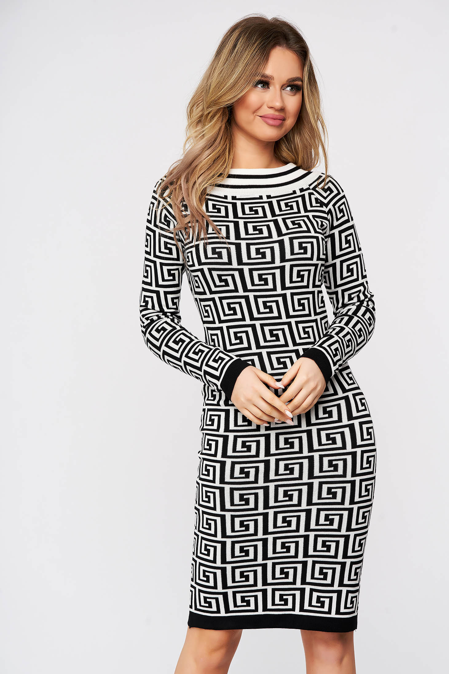 Rochie SunShine alba tricotata din material reiat elastic si fin cu imprimeu grafic si cu un croi mulat