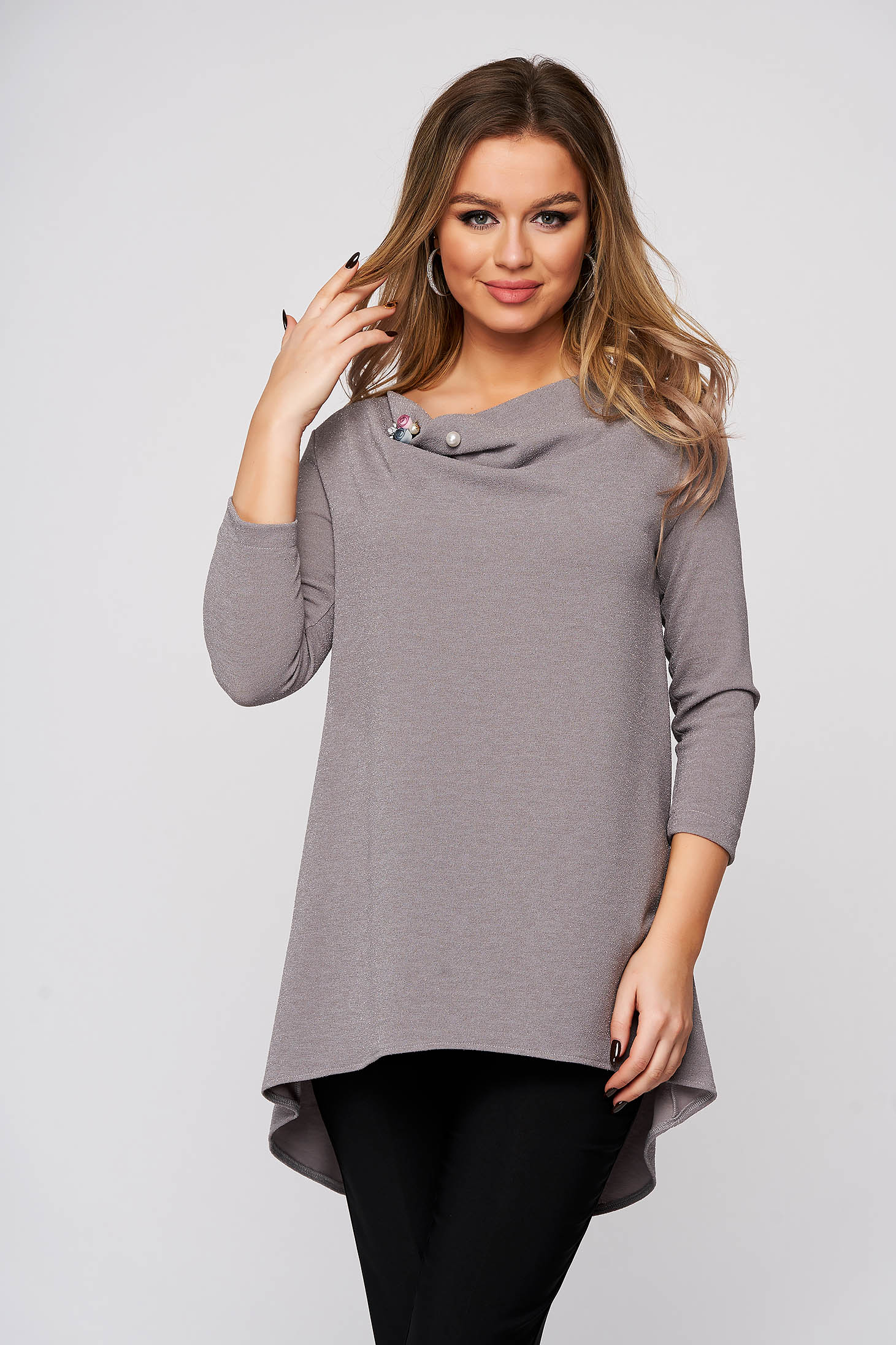 Pulover StarShinerS gri asimetric accesorizat cu brosa cu aplicatii cu sclipici decolteu cazut