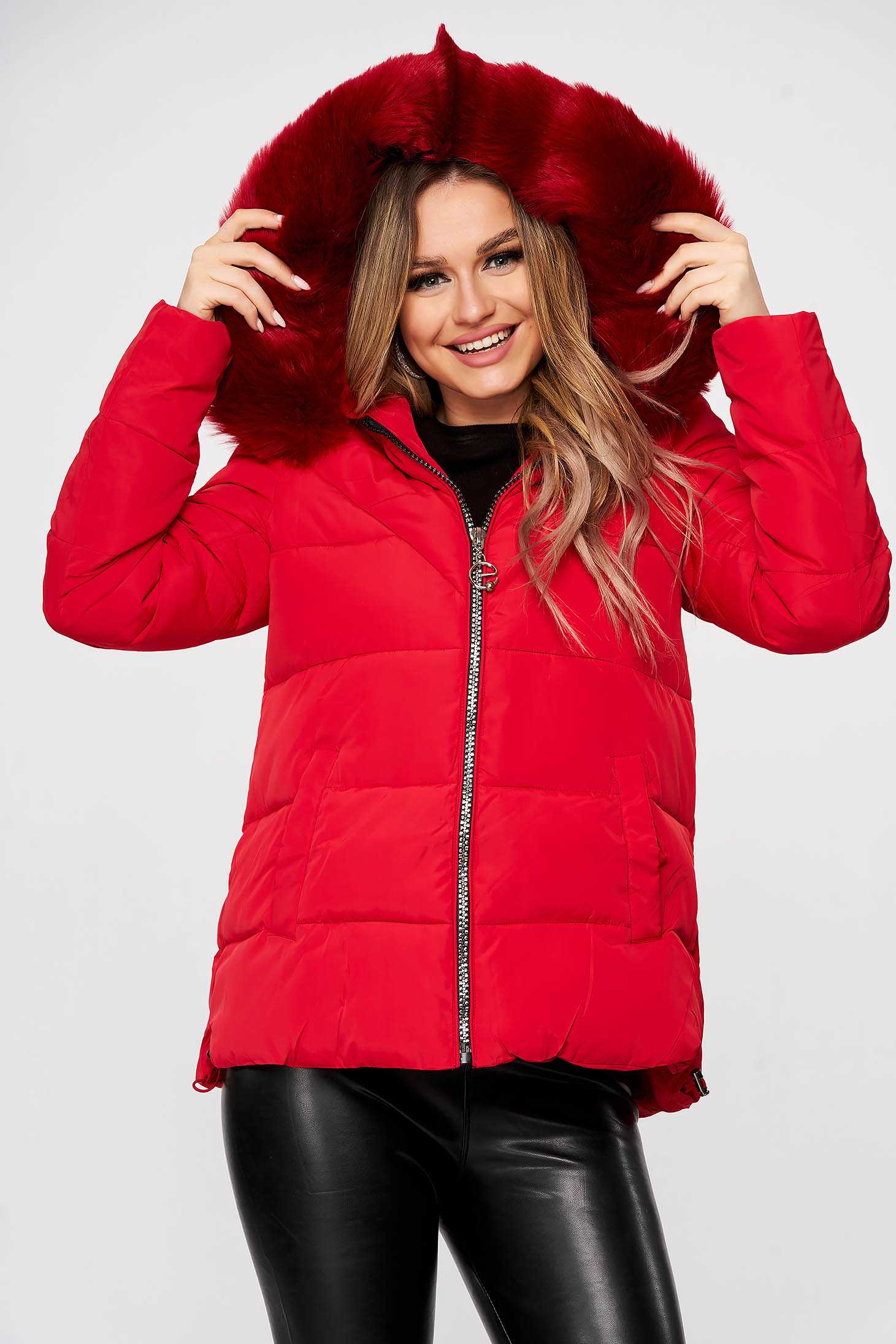 Geaca SunShine rosie din fas cu gluga accesorizata cu blana ecologica