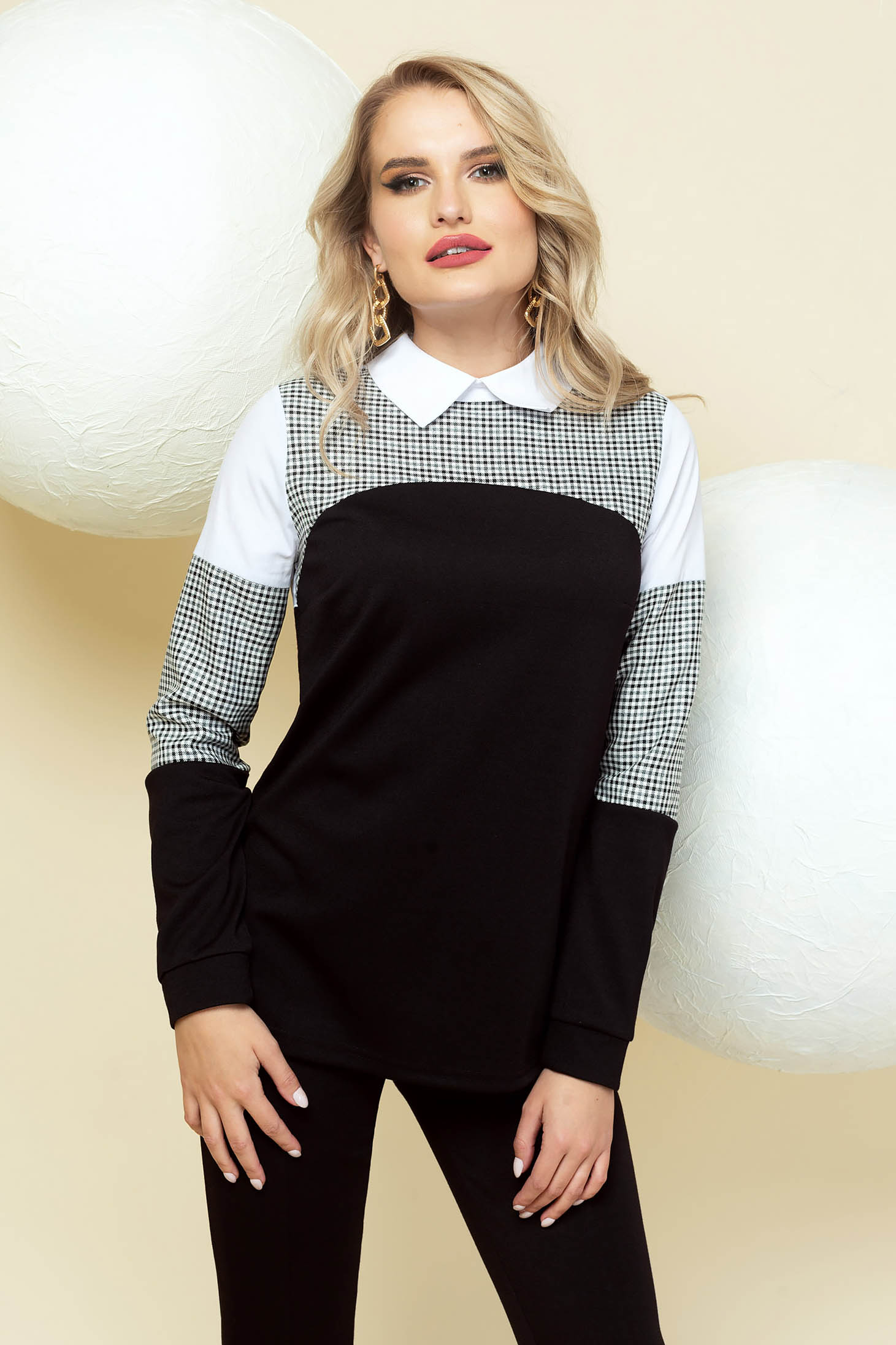 Bluza dama PrettyGirl neagra office cu imprimeu in carouri cu guler se inchide la spate cu un nasture