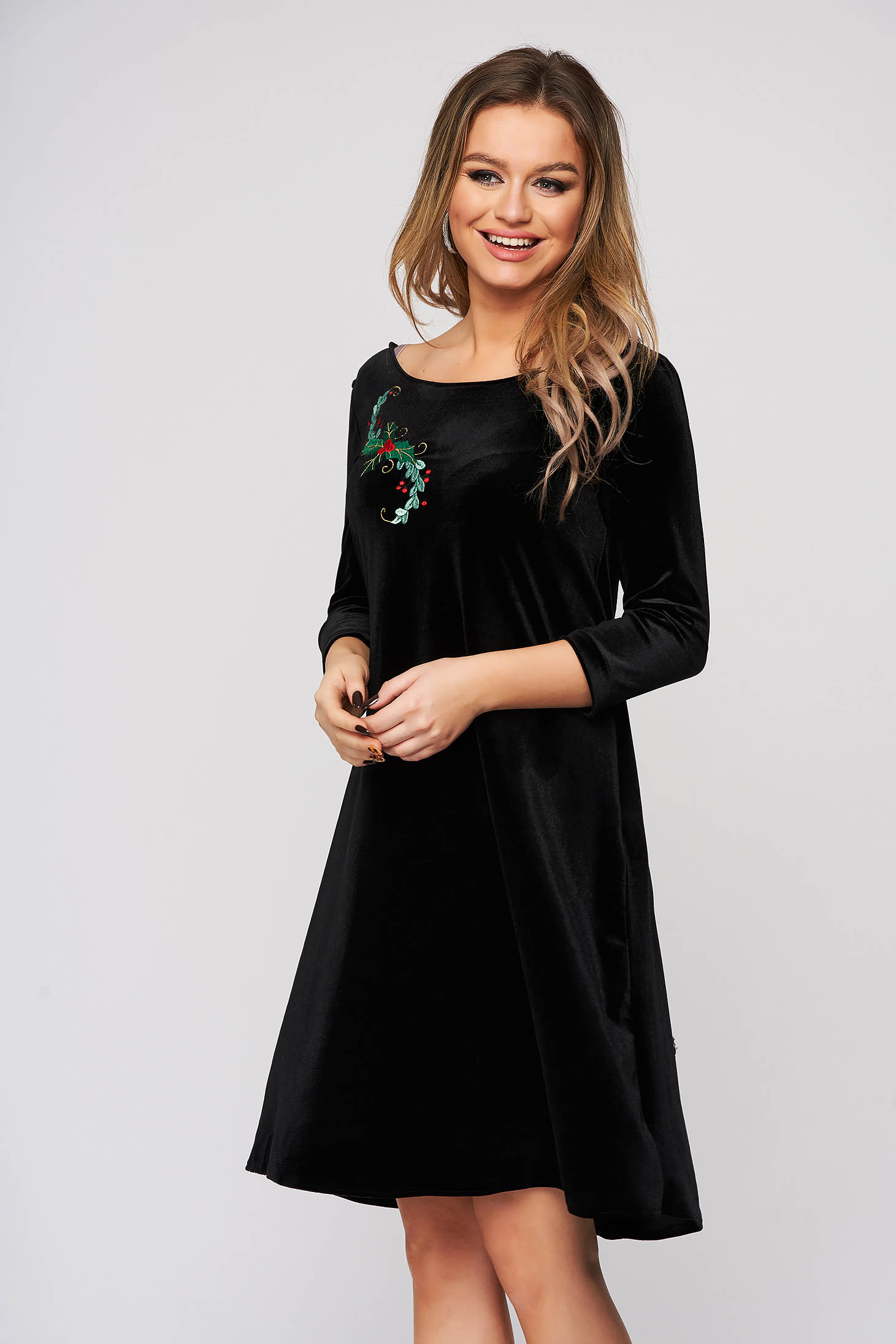 Rochie StarShinerS neagra de ocazie din catifea cu croi larg decolteu in 