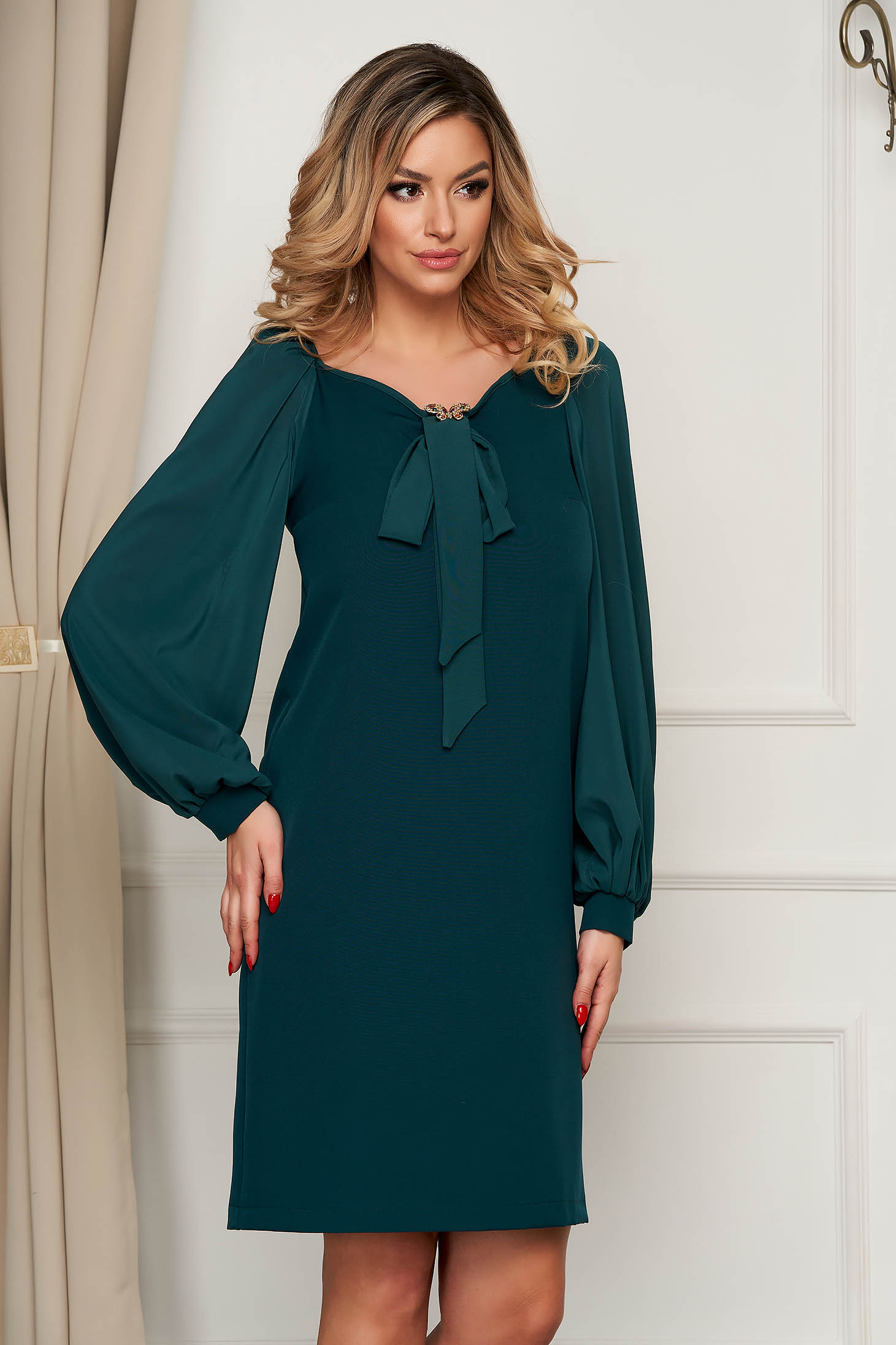 Rochie StarShinerS verde de ocazie cu maneci din voal accesorizata cu brosa cu fundita cu croi larg