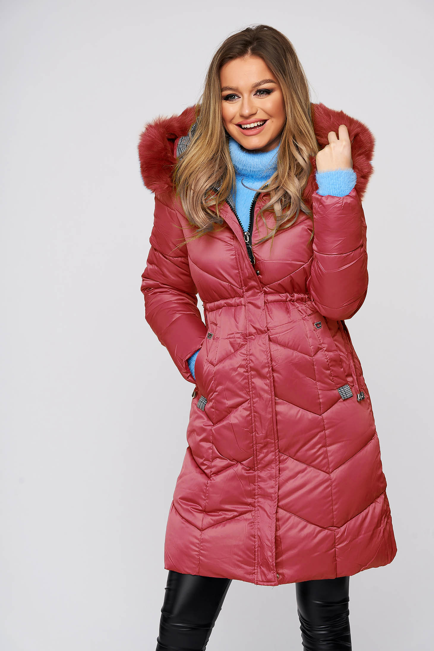 Geaca SunShine corai din fas lunga cu guler din blana cu snur in talie captusita pe interior