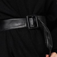 Fekete bő szabású zsebes ruha rugalmas anyagból öv típusú kiegészítővel