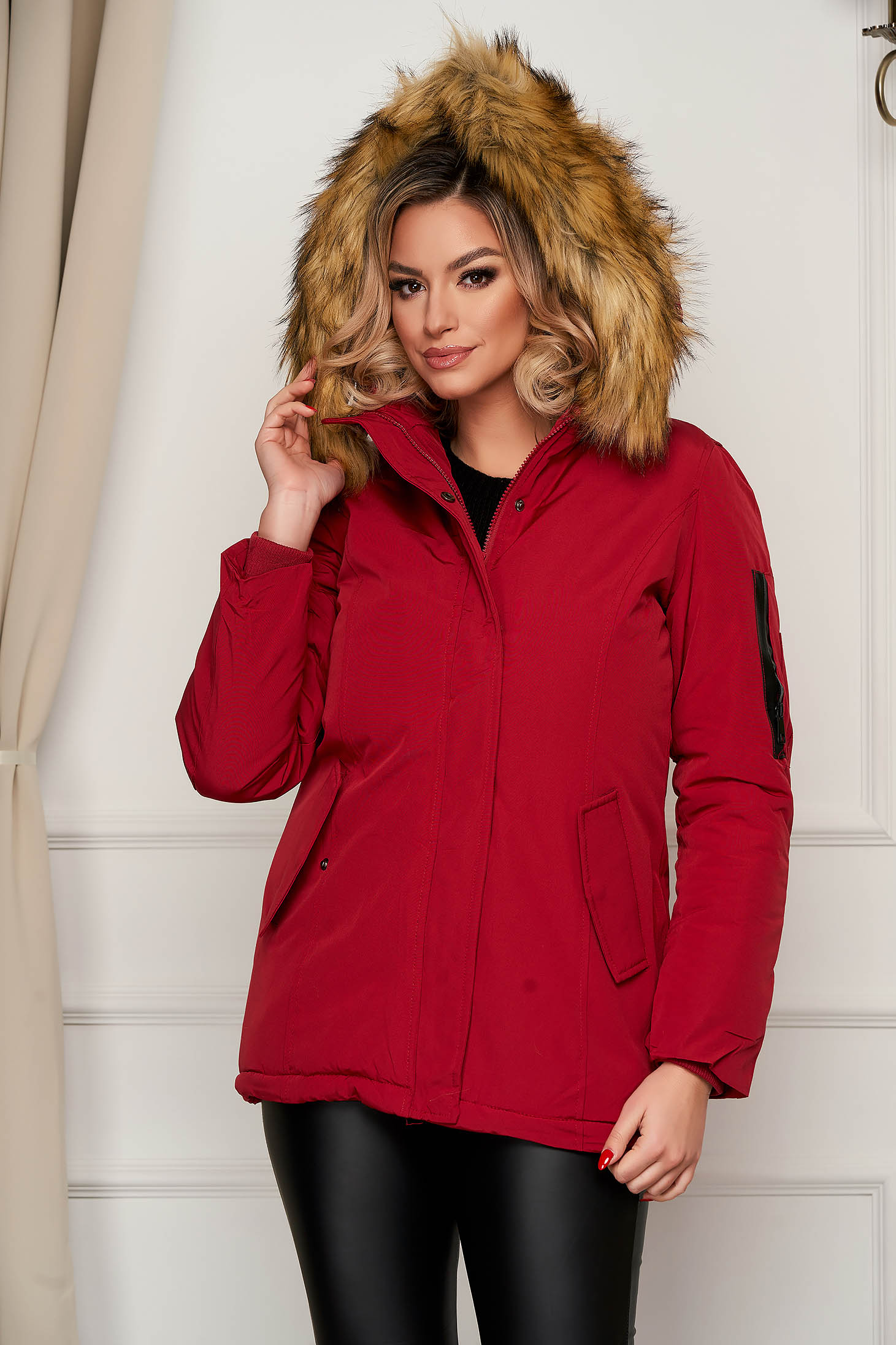 Geaca SunShine rosie scurta cu gluga detasabila accesorizata cu blana ecologica