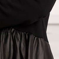 Rochie neagra scurta din piele ecologica cu croi larg si aplicatii de dantela