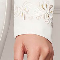 Fehér StarShinerS elegáns női kosztüm szövetből rugalmas anyagból hímzett betétekkel