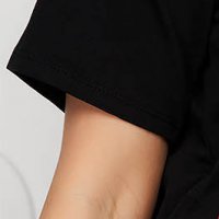 Fekete pamutból készült bő szabású rövid ruha grafikai díszítéssel