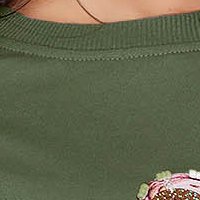 Khaki zöld pamutból készült grafikai díszítéssel női blúz flitteres díszítéssel