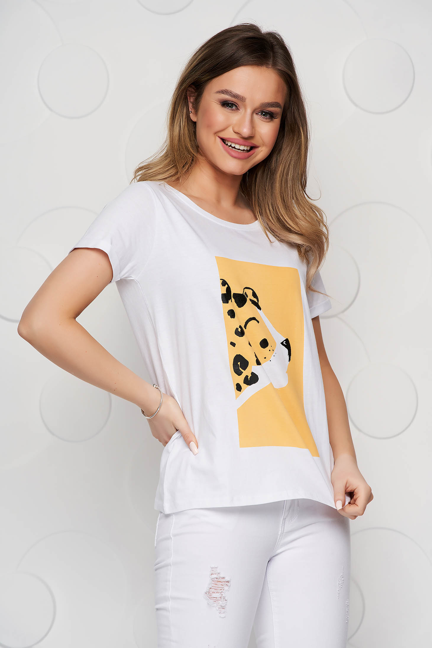 White t-shirt loose fit cotton with rounded cleavage