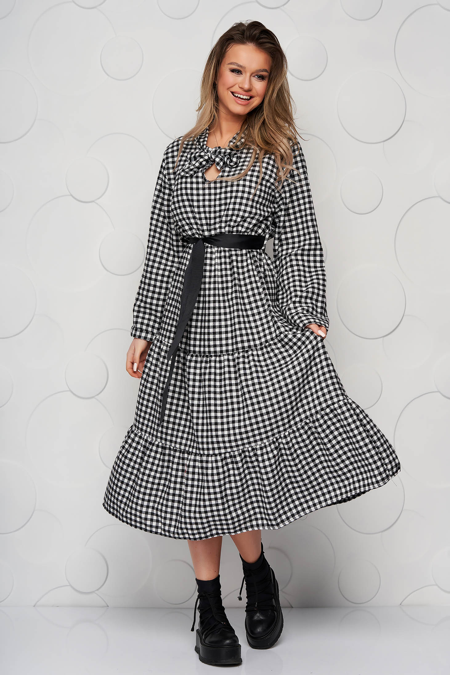 Dress with chequers cloche with elastic waist midi with bow