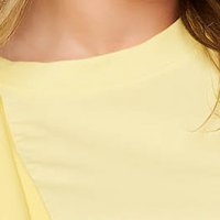 Bő szabású fodros sárga rövid női blúz anyagberakásokkal és selyem muszlinból