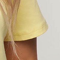 Bő szabású fodros sárga rövid női blúz anyagberakásokkal és selyem muszlinból