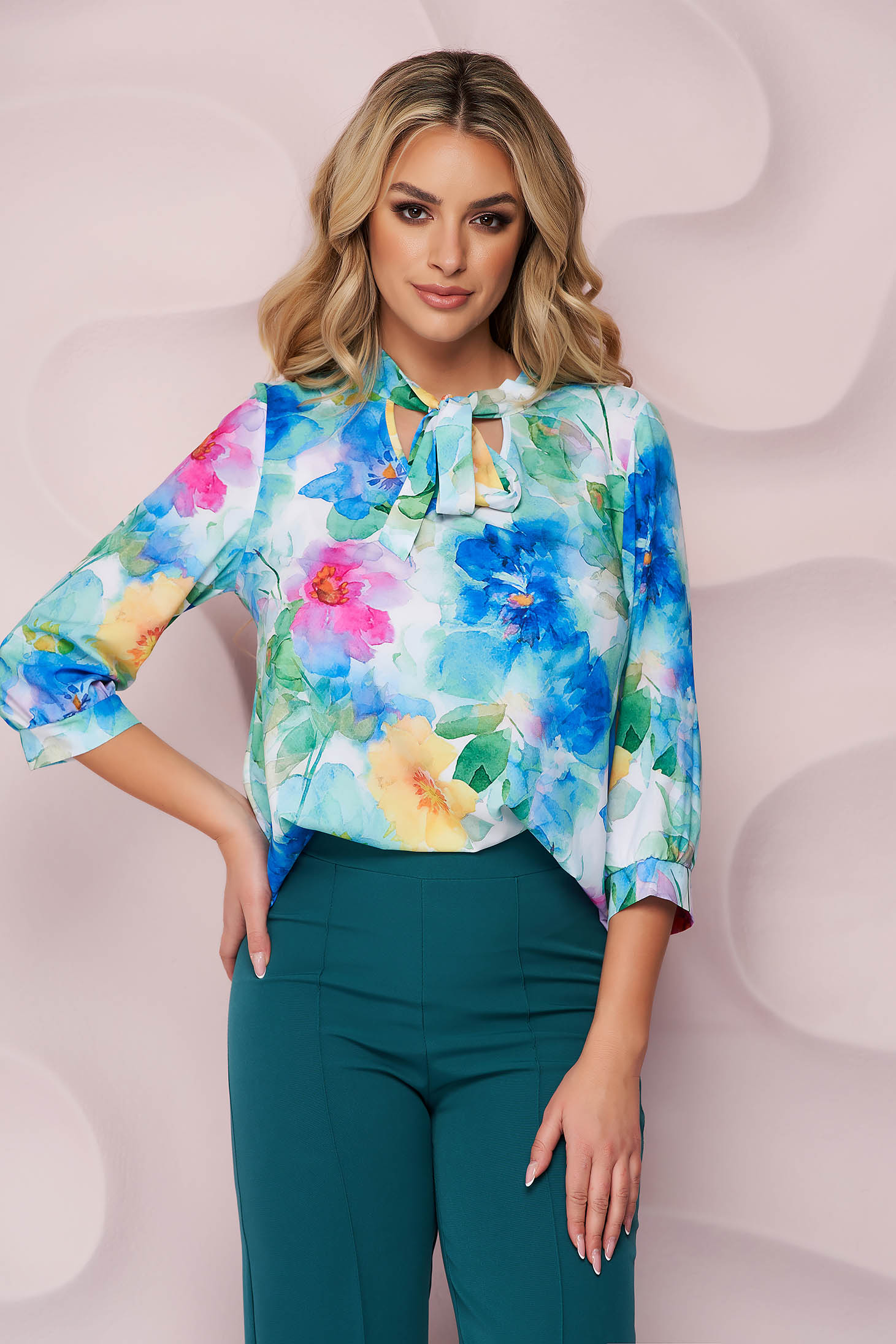 Bluza dama StarShinerS office cu croi larg din material vaporos cu guler tip esarfa si imprimeu floral unic