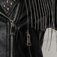 Fekete rövid műbőrből készült szegecses és rojtokkal díszített dzseki