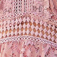 Púder rózsaszínű egyenes ruha csipkés anyagból v-dekoltázzsal