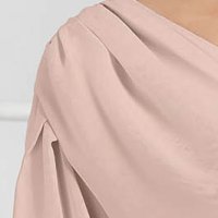 Púder rózsaszínű szatén ceruza ruha selyem muszlinból átfedéssel a szoknyában és bross kiegészítővel