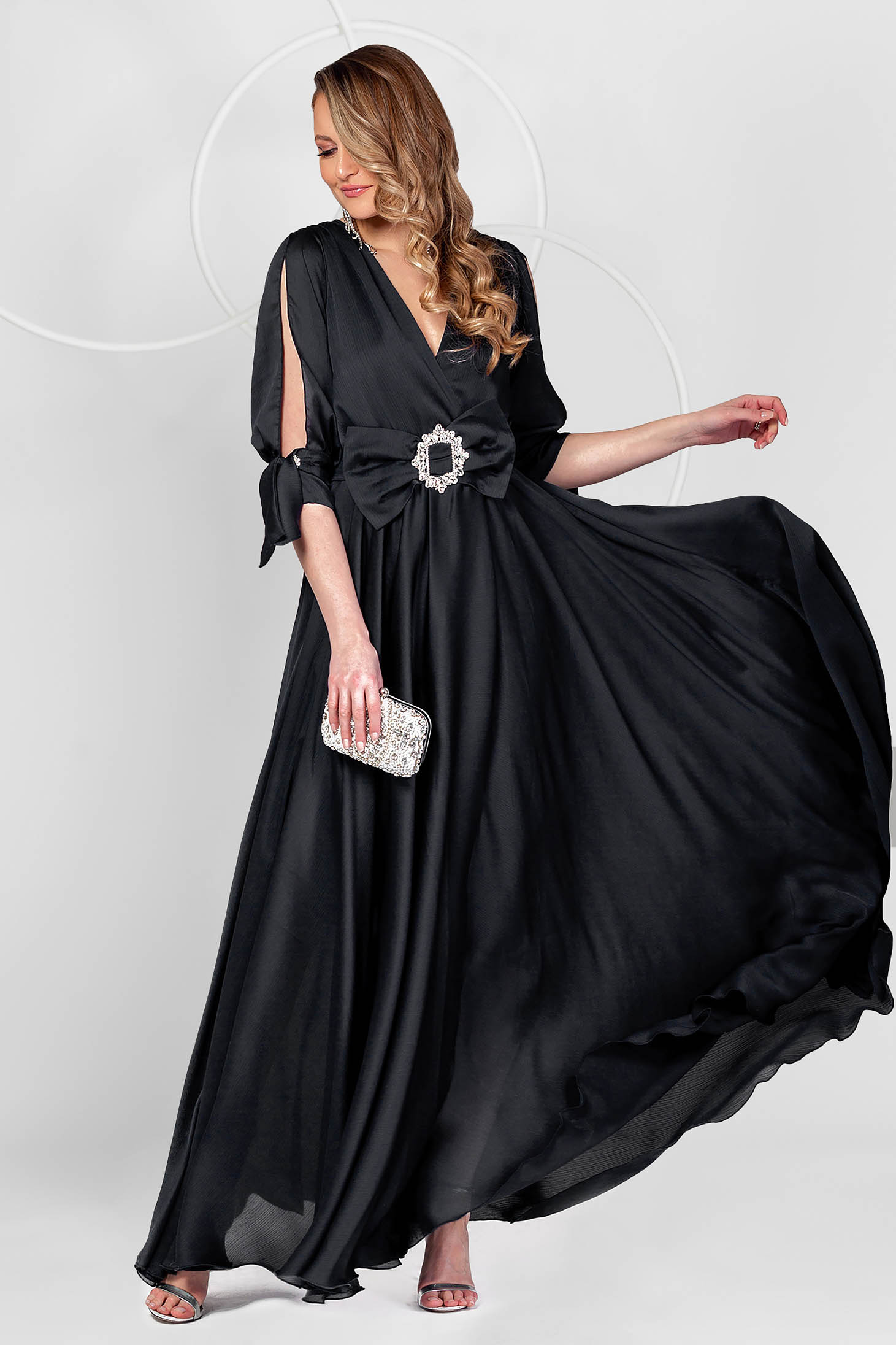 Fekete muszlin harang alakú átlapolt ruha gumirozott derékrésszel