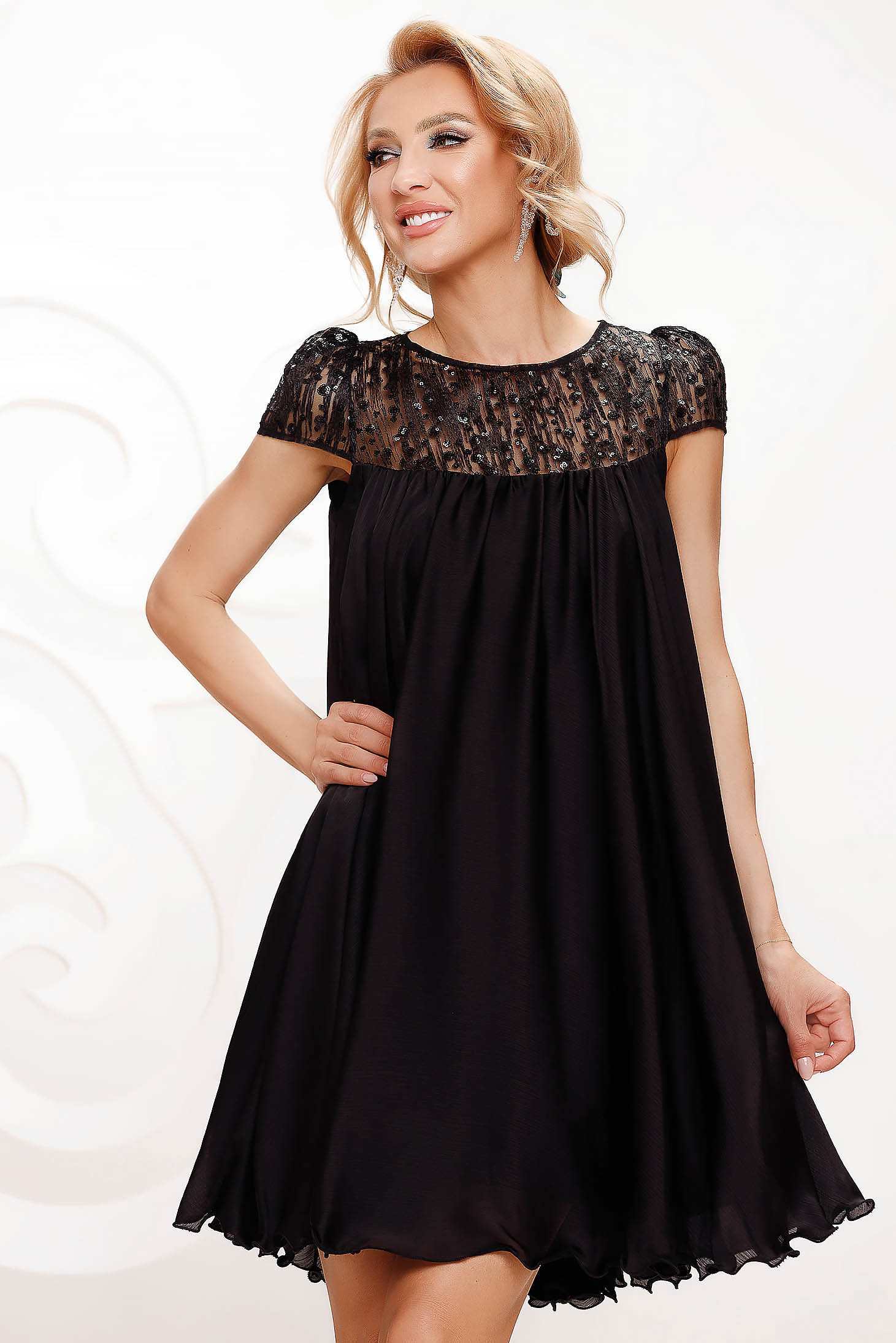 Alkalmi bő szabású rövid muszlin fekete ruha csipke díszítéssel