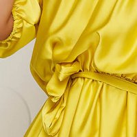 Sárga ejtett vállú aszimetrikus fodros ruha szaténból harang alakú gumirozott derékrésszel